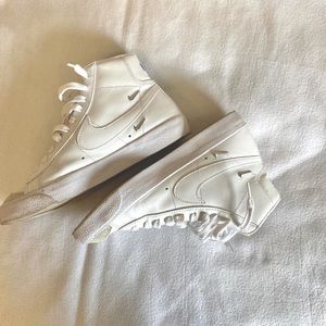 Woman's Blazer mid '77 SE "white-metallic silver"